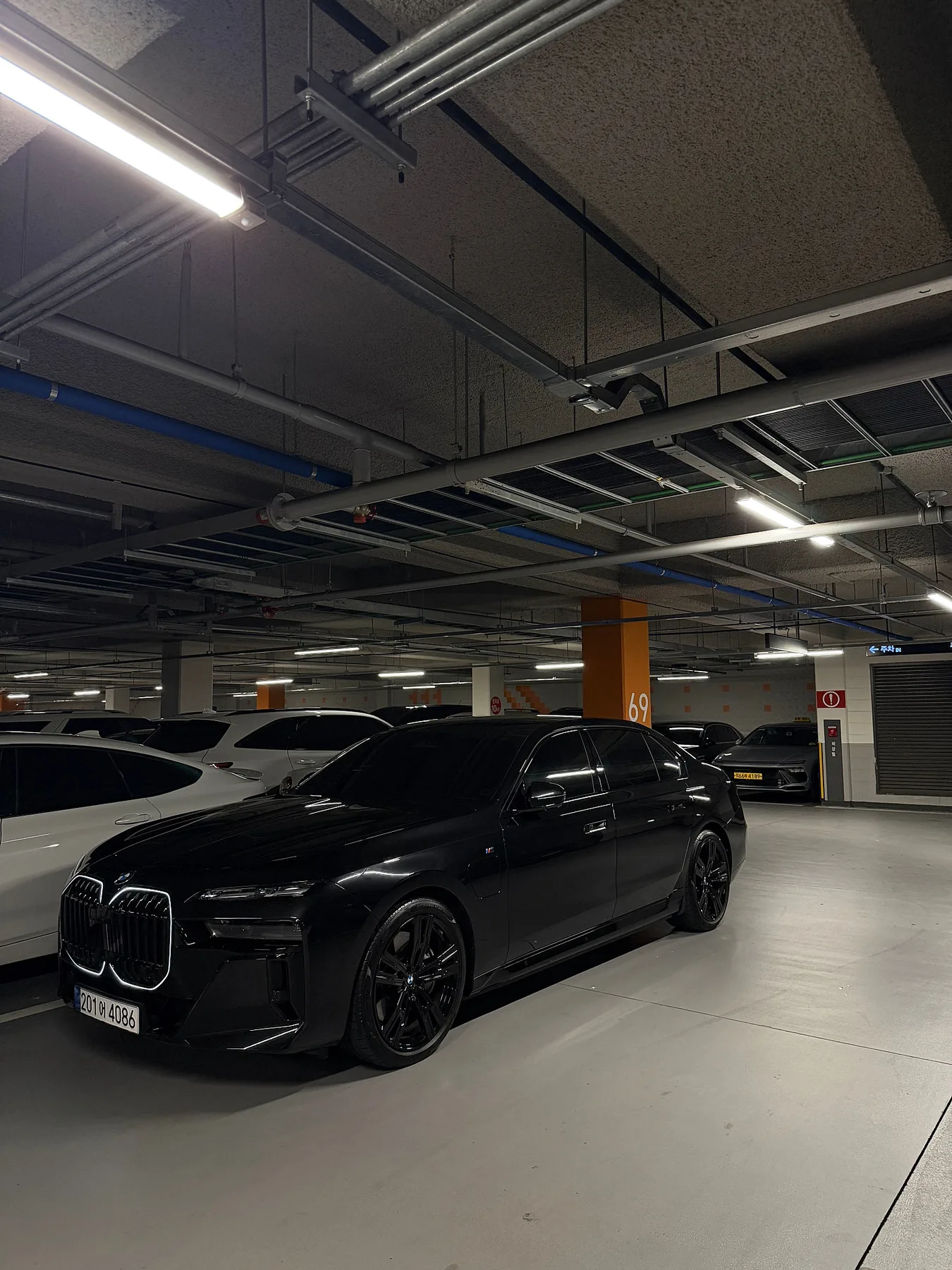 BMW 750e 2024 검정색 사진 1