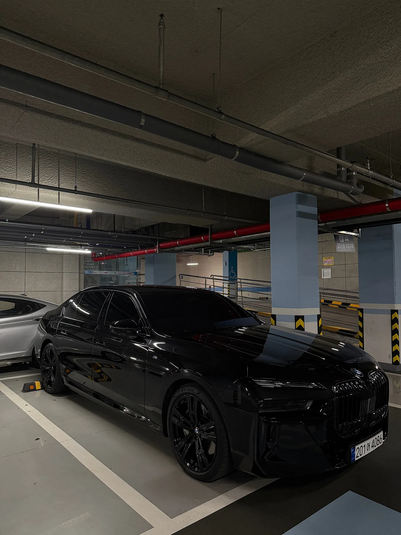 BMW 750e 2024 검정색 사진 2