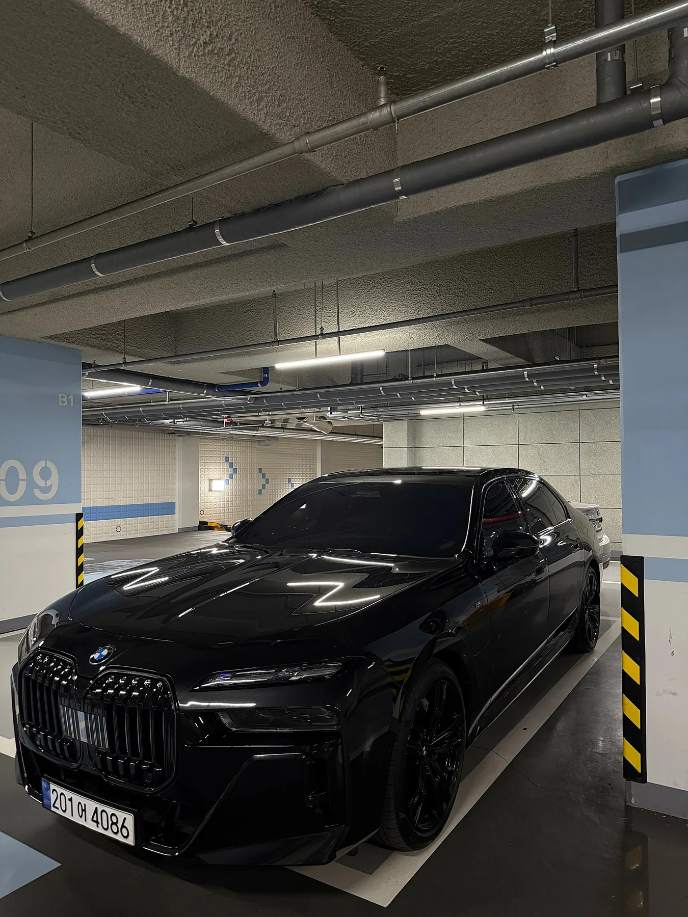 BMW 750e 2024 검정색 사진 4