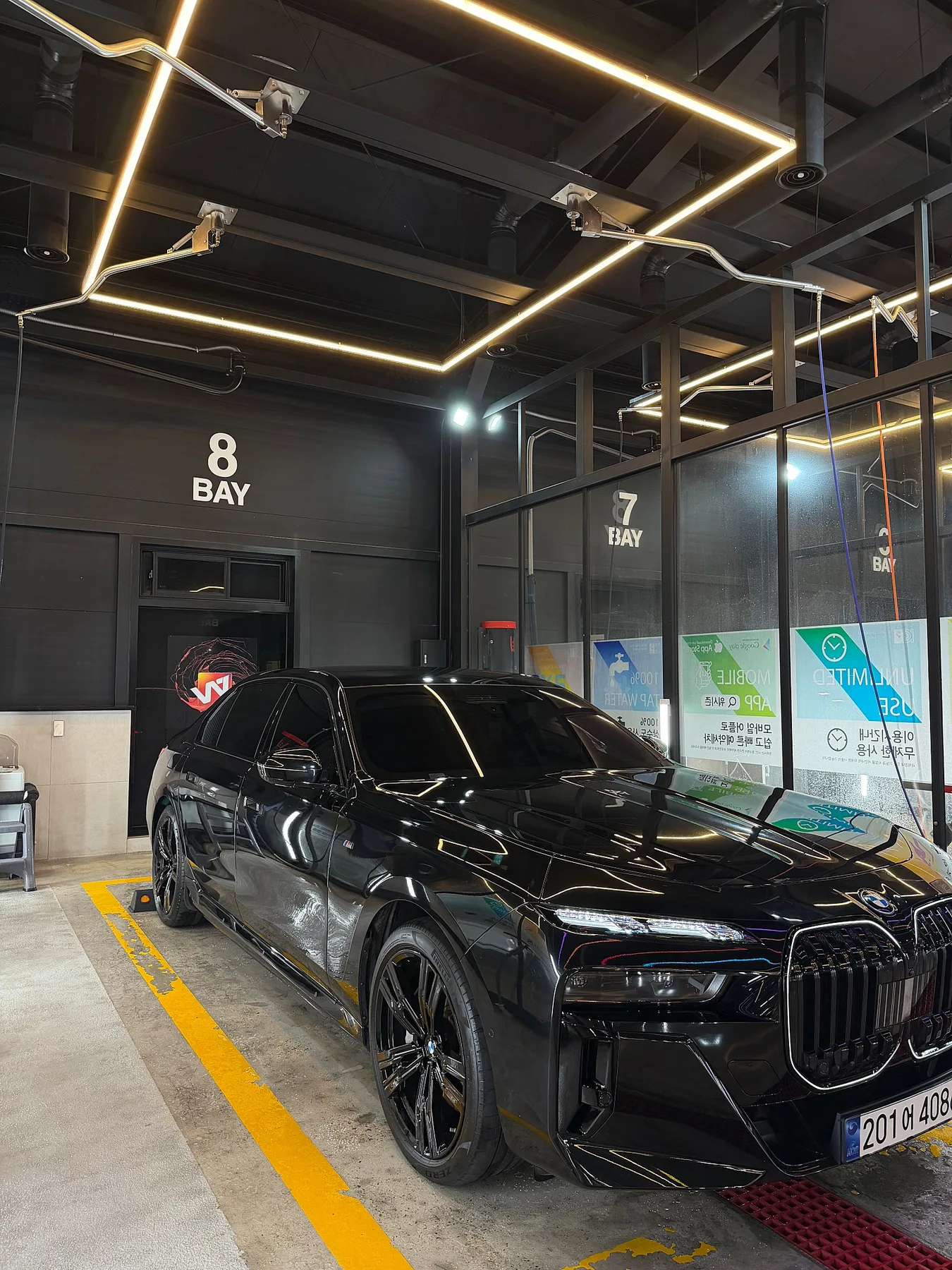 BMW 750e 2024 검정색 사진 6