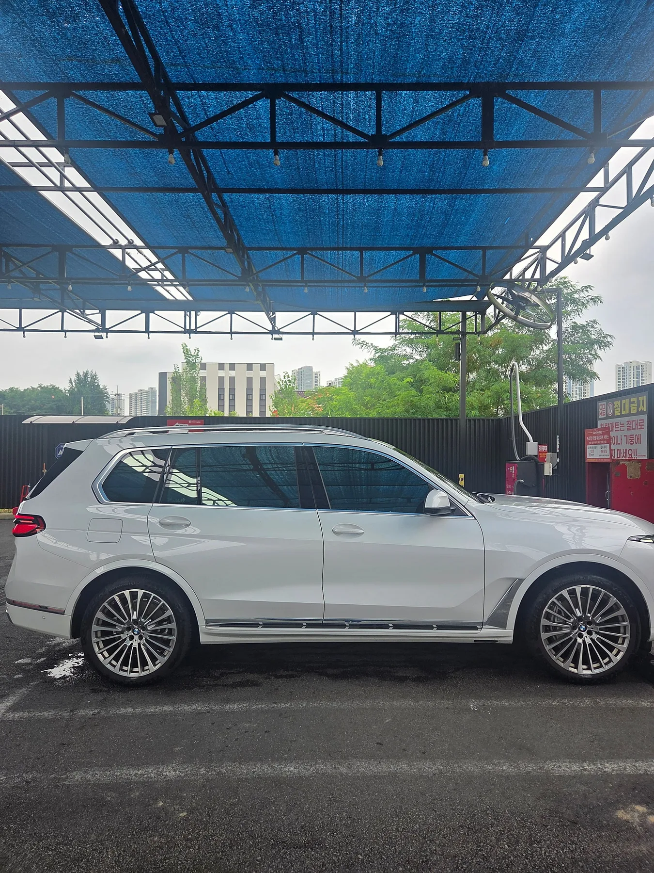 BMW X7 40d DPE 2025 화이트 사진 3