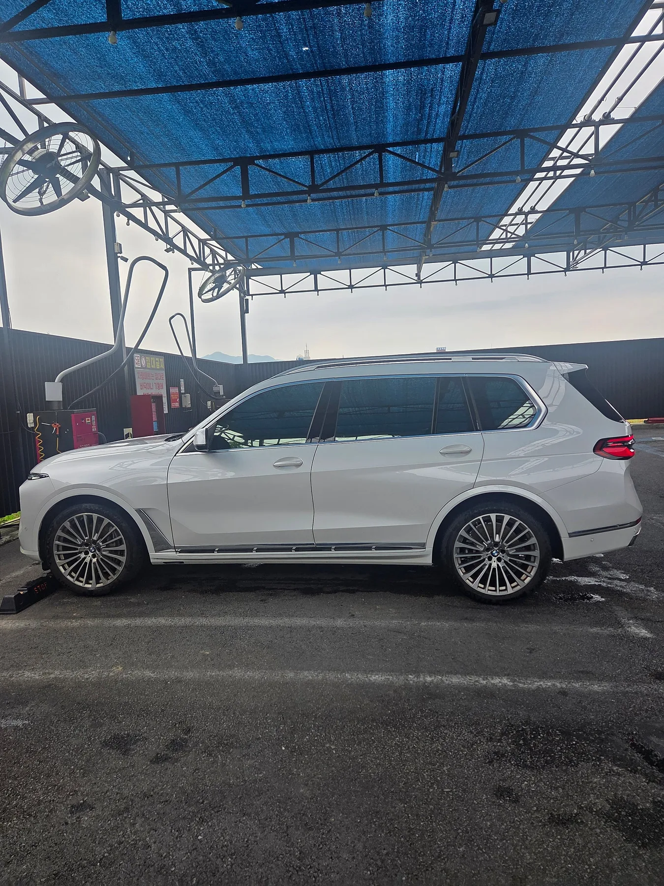 BMW X7 40d DPE 2025 화이트 사진 4