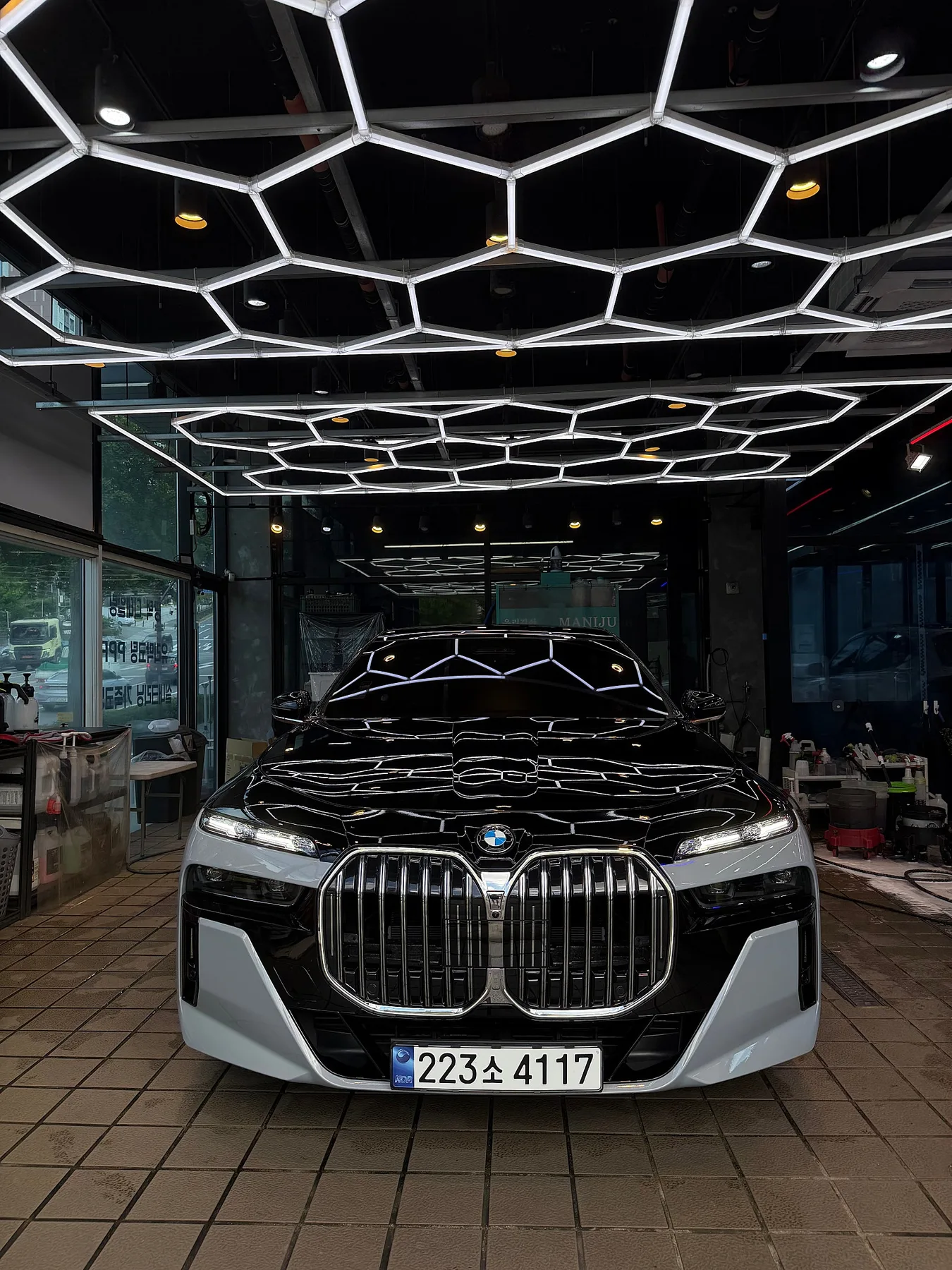 BMW 740i xDrive M스포츠패키지 2024 화이트 사진 2