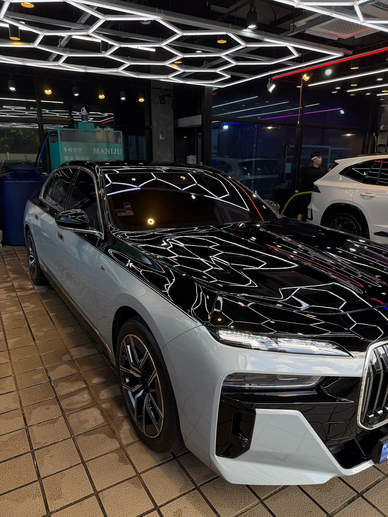 BMW 740i xDrive M스포츠패키지 2024 화이트 사진 3
