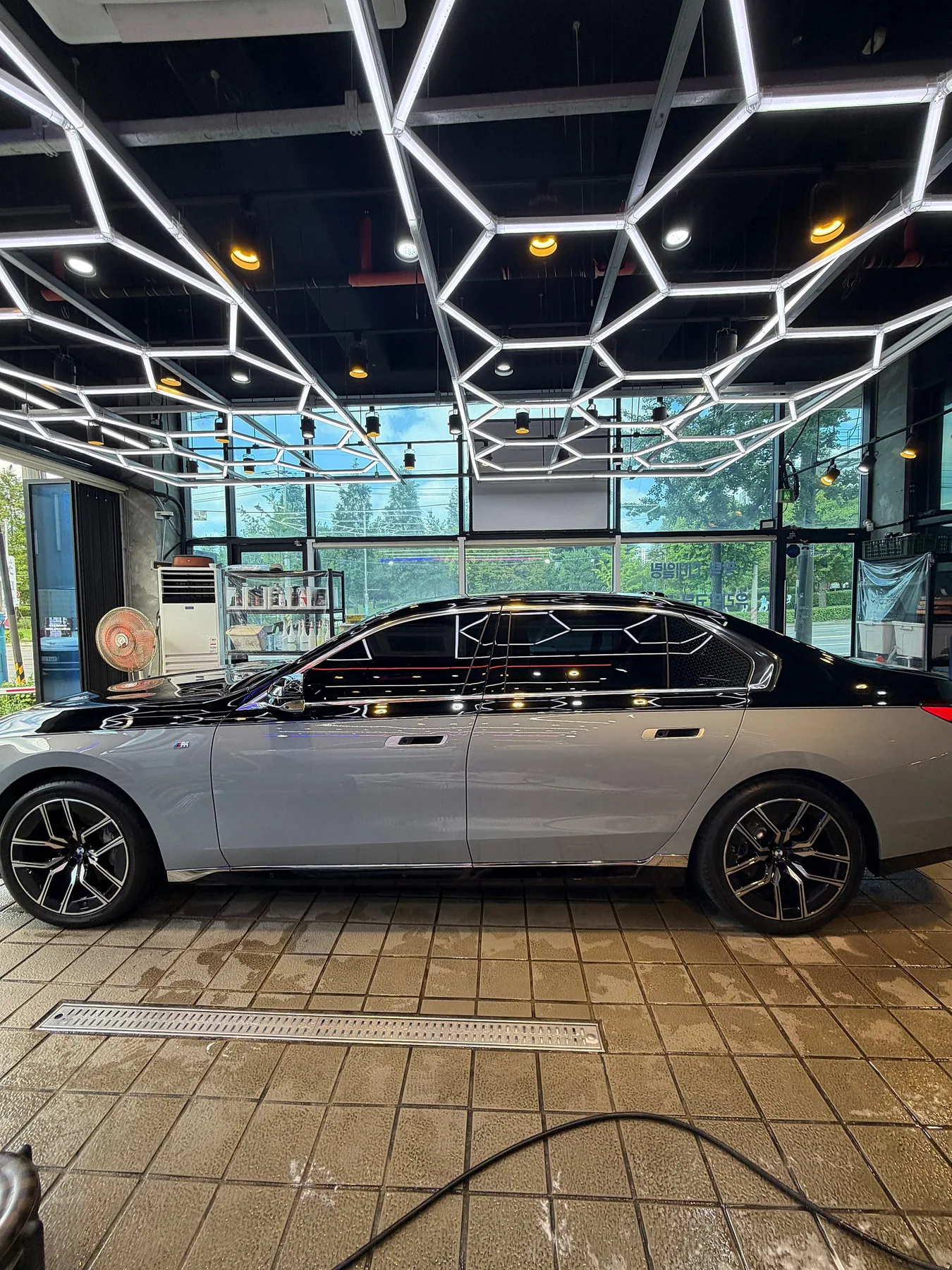 BMW 740i xDrive M스포츠패키지 2024 화이트 사진 4