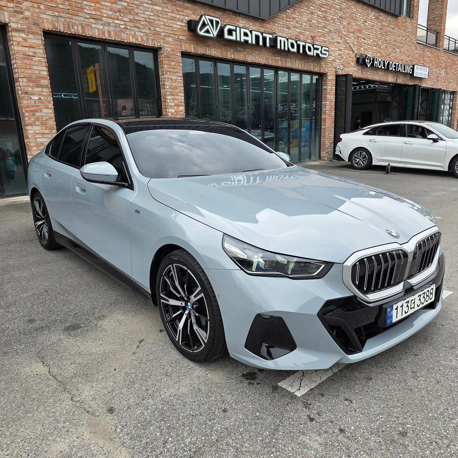 BMW 530i xDrive M Spt 2024 화이트 사진 2