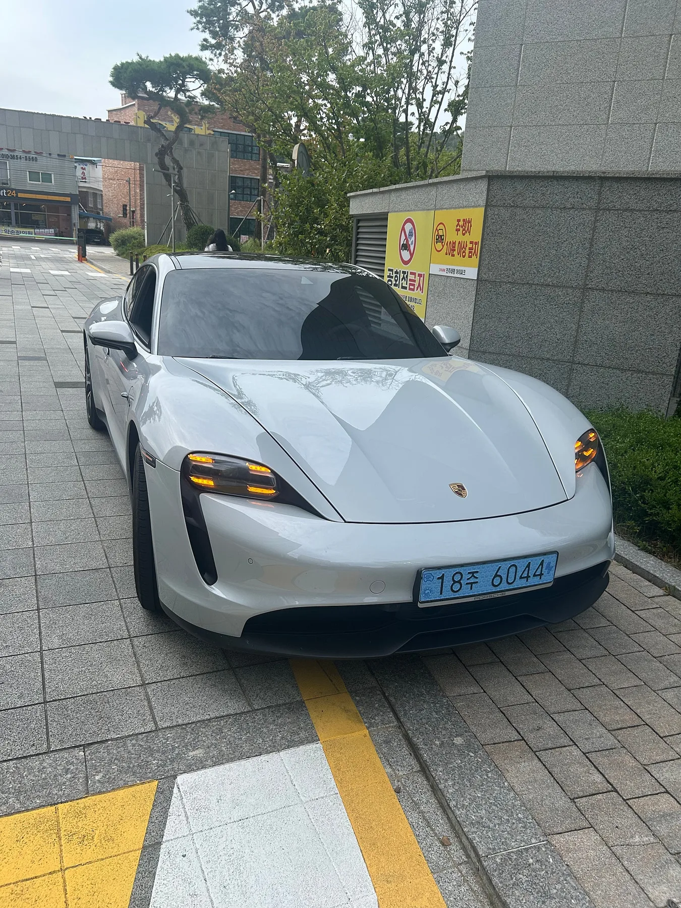 포르쉐 타이칸 베이스 2023 화이트 사진 1