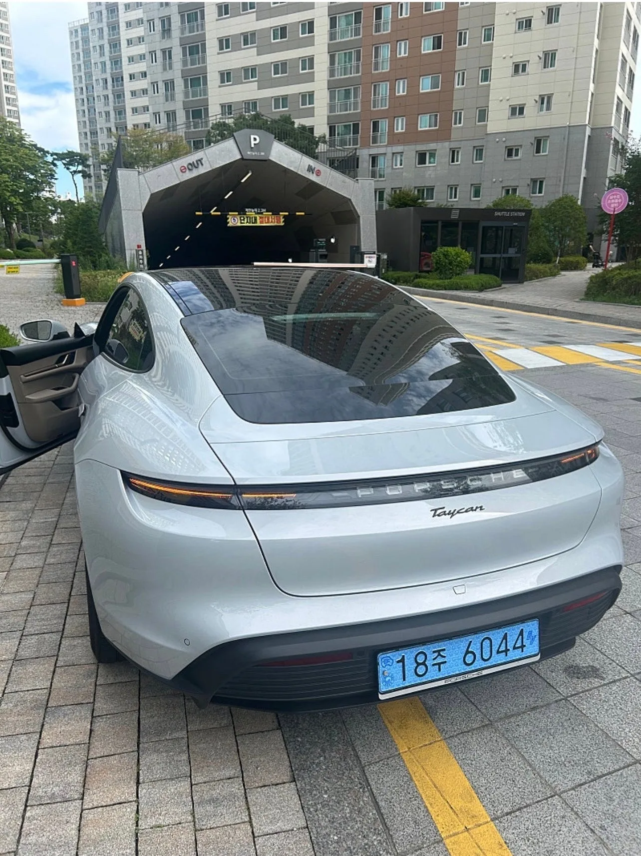 포르쉐 타이칸 베이스 2023 화이트 사진 3