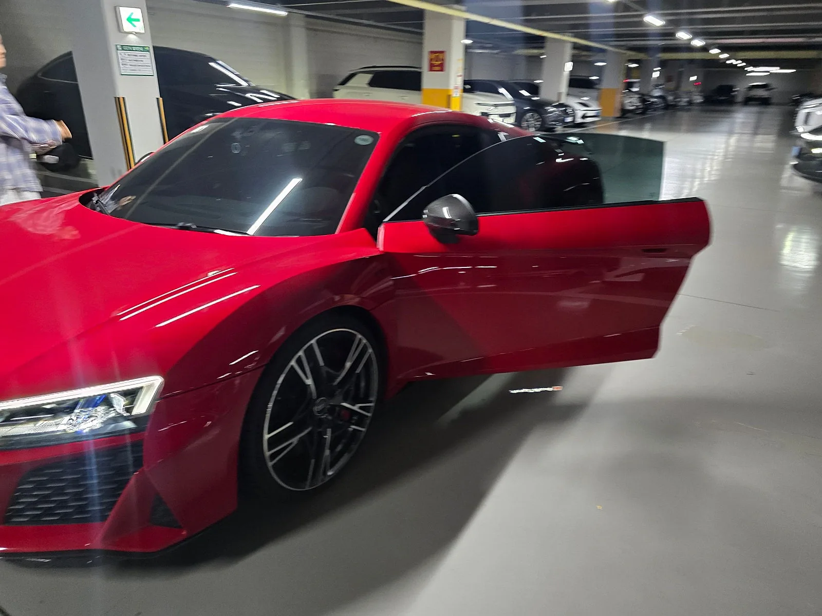 아우디 R8 2021 레드 사진 1