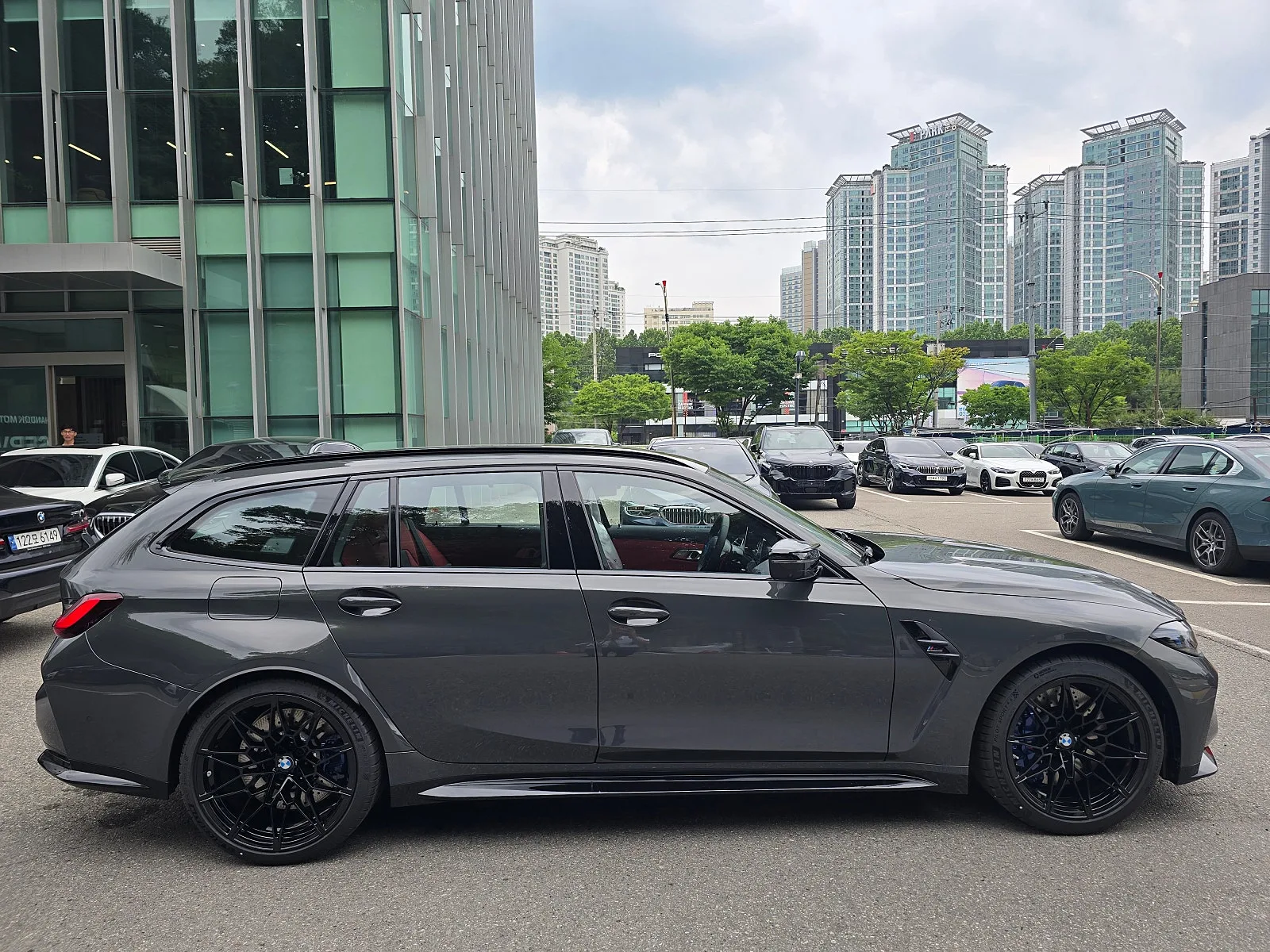 BMW M3 컴페티션 투어링 2026 건메탈 사진 3