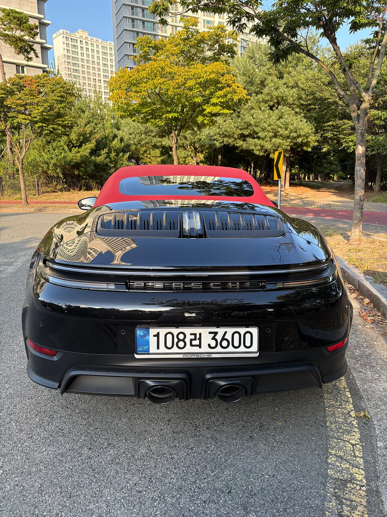 포르쉐 992.2 GTS 카브리올레 2025 블랙 사진 2