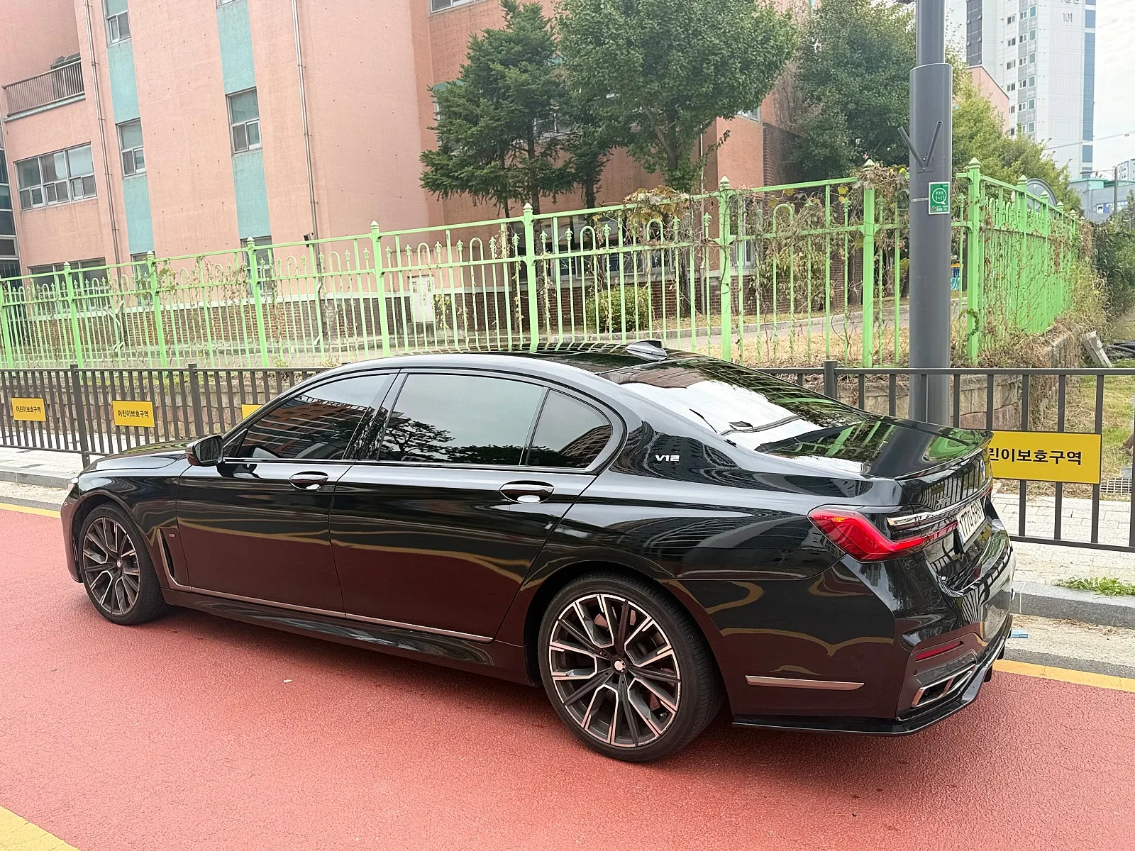 BMW 7시리즈 M760Li 2017 건메탈 사진 3