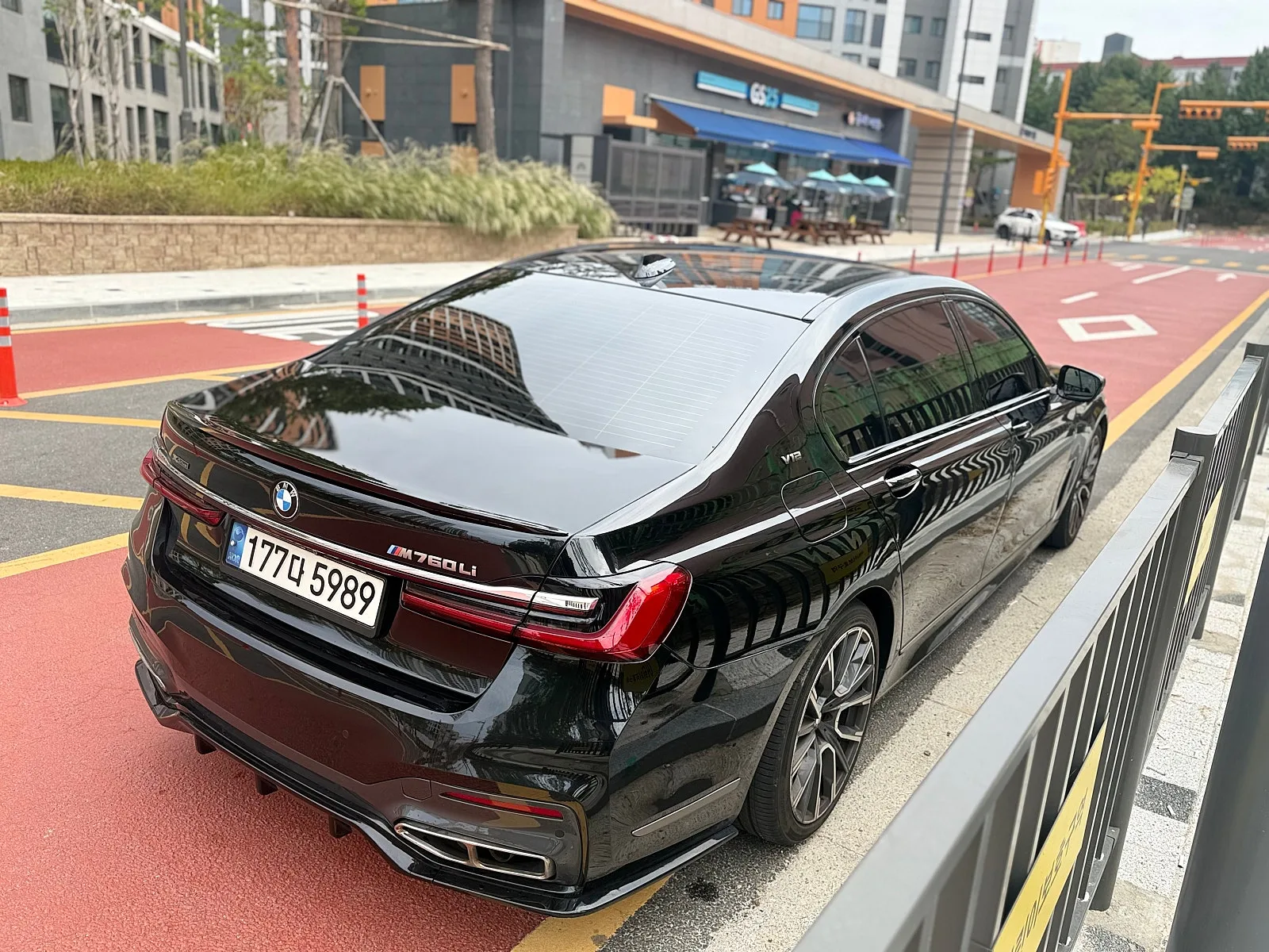 BMW 7시리즈 M760Li 2017 건메탈 사진 5
