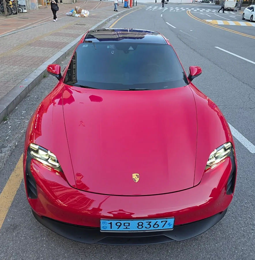 포르쉐 타이칸 GTS 2022 카민레드 사진 1
