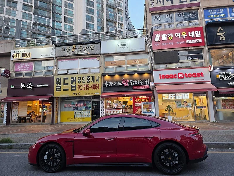 포르쉐 타이칸 GTS 2022 카민레드 사진 2