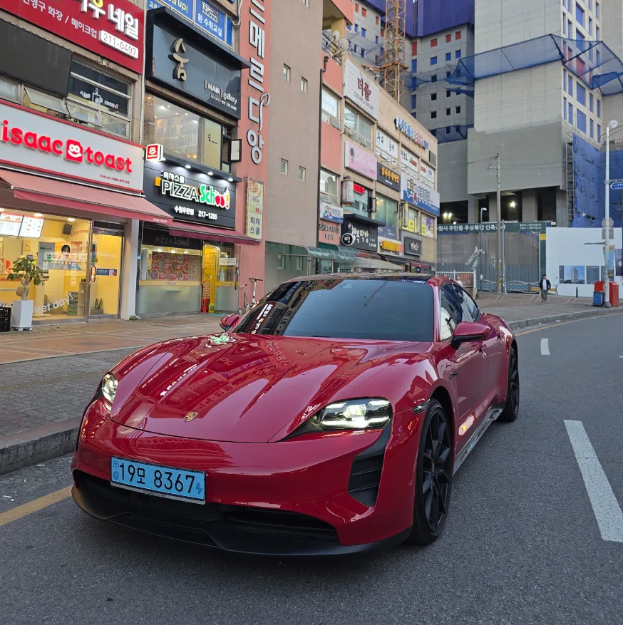 포르쉐 타이칸 GTS 2022 카민레드 사진 3