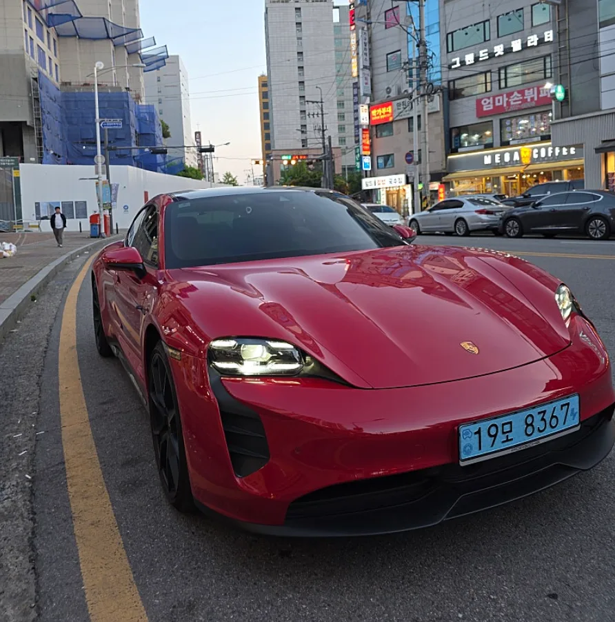 포르쉐 타이칸 GTS 2022 카민레드 사진 4