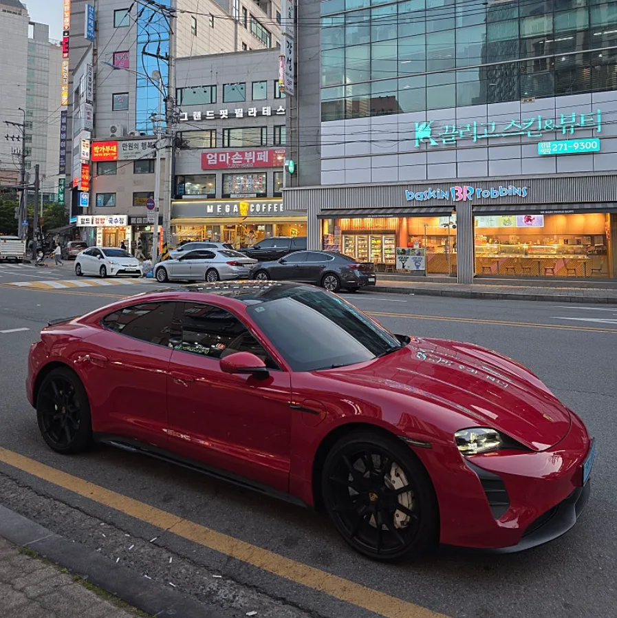 포르쉐 타이칸 GTS 2022 카민레드 사진 5