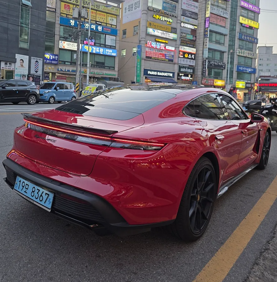 포르쉐 타이칸 GTS 2022 카민레드 사진 6