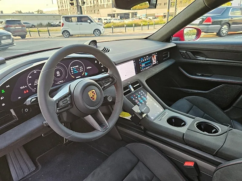 포르쉐 타이칸 GTS 2022 카민레드 사진 8