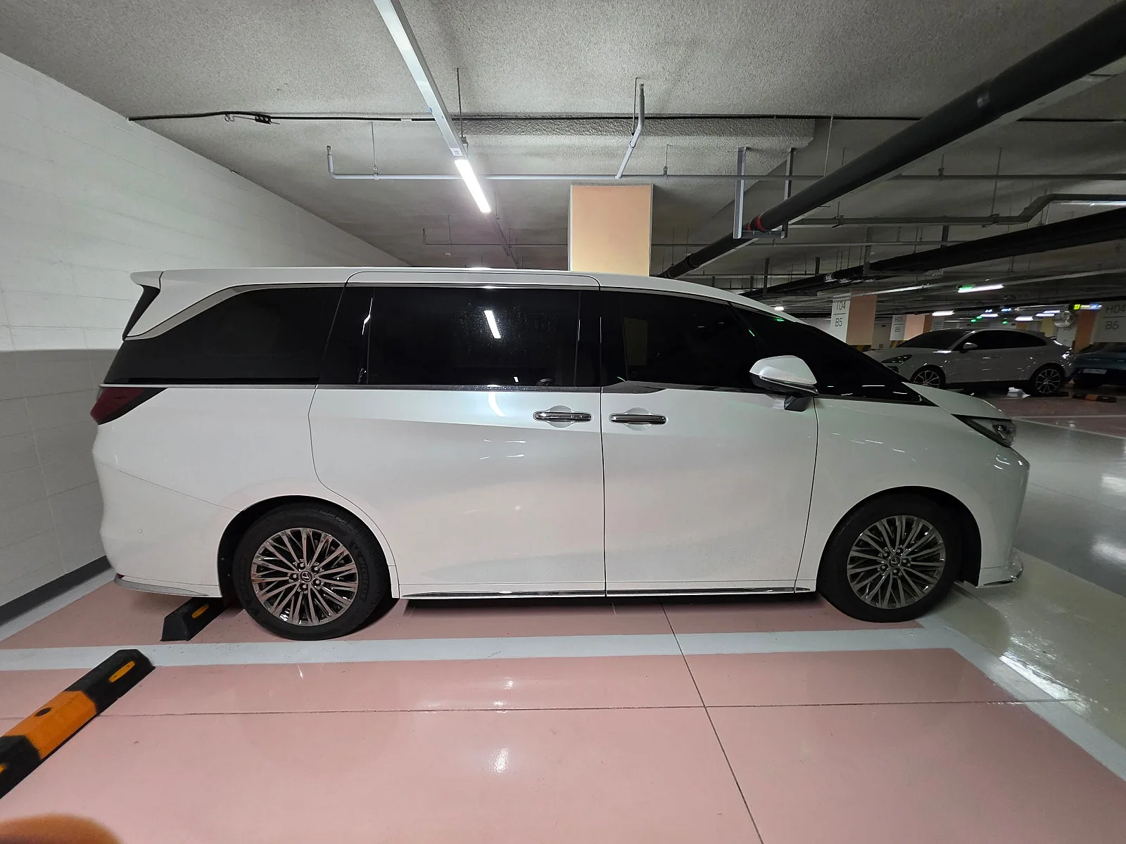 렉서스 LM500h Executive 2025 화이트 사진 3