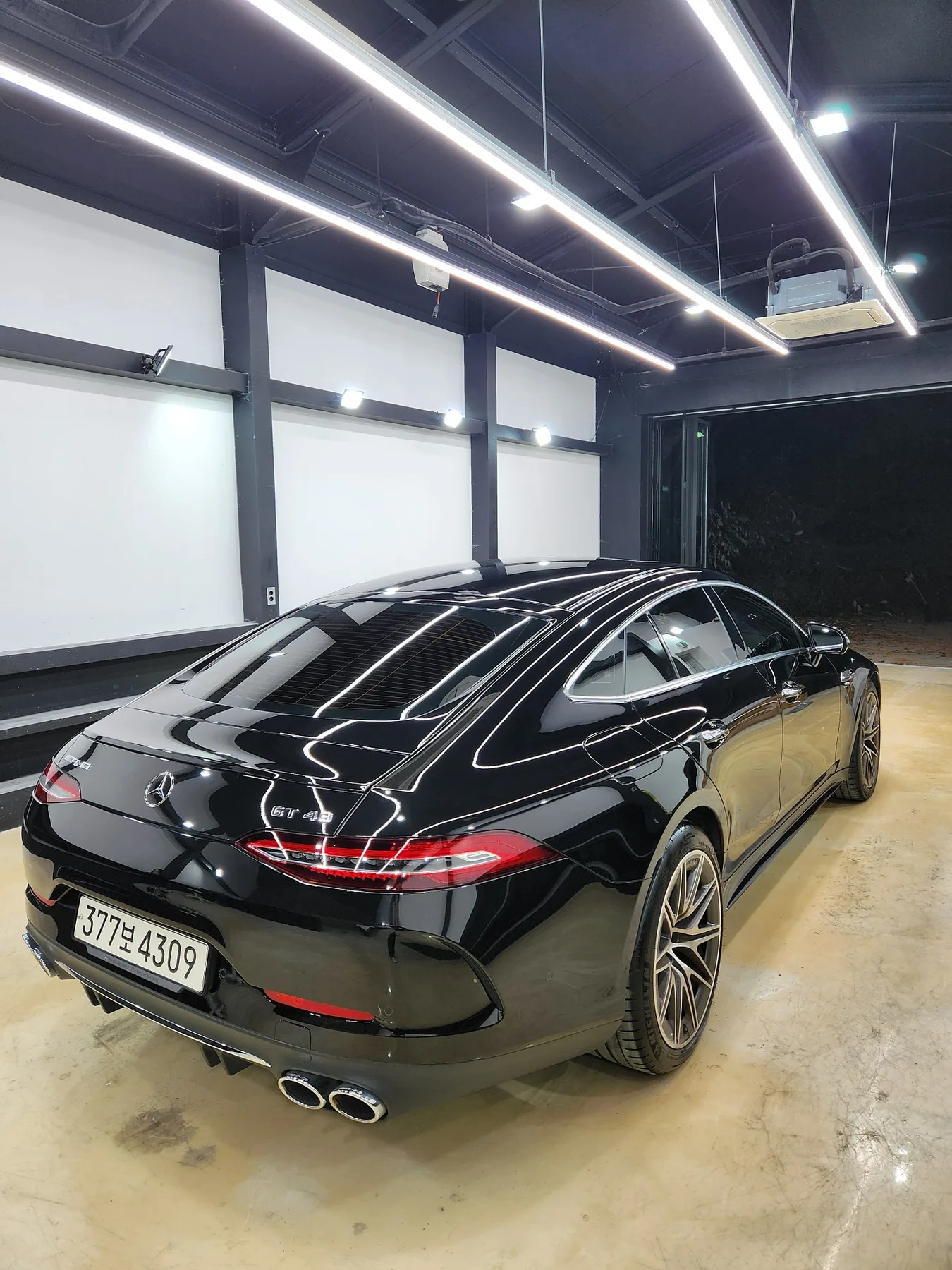 벤츠 AMG GT43 2023 블랙 사진 2
