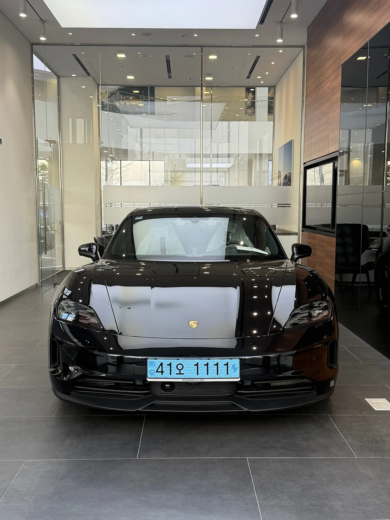 포르쉐 타이칸 4S 2025 제트 블랙 메탈릭 사진 1