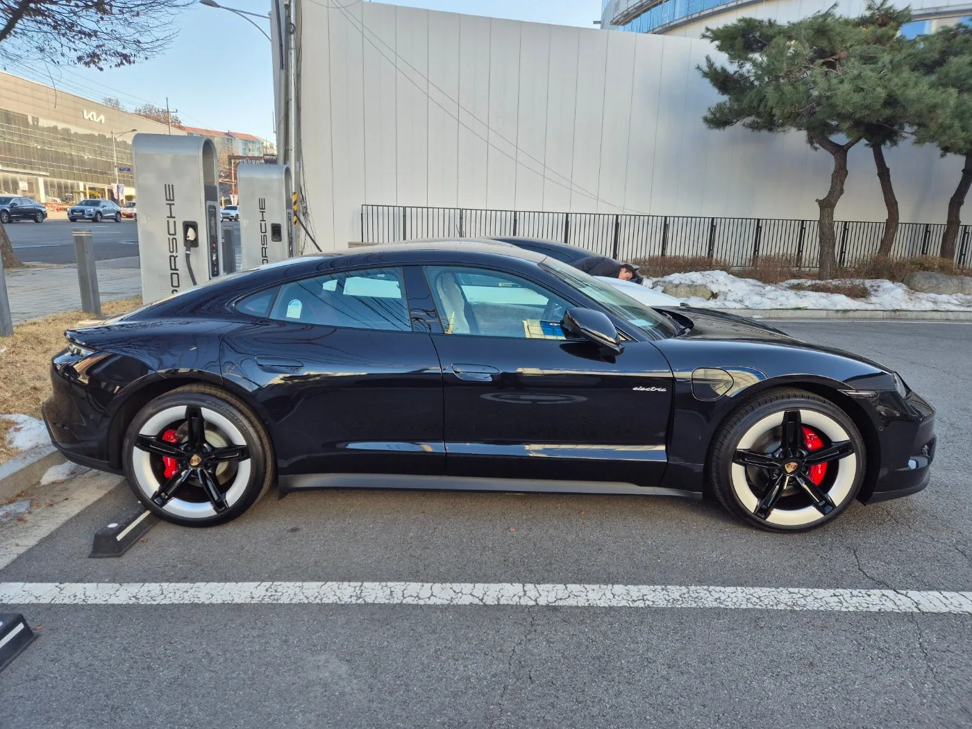 포르쉐 타이칸 4S 2025 제트 블랙 메탈릭 사진 3