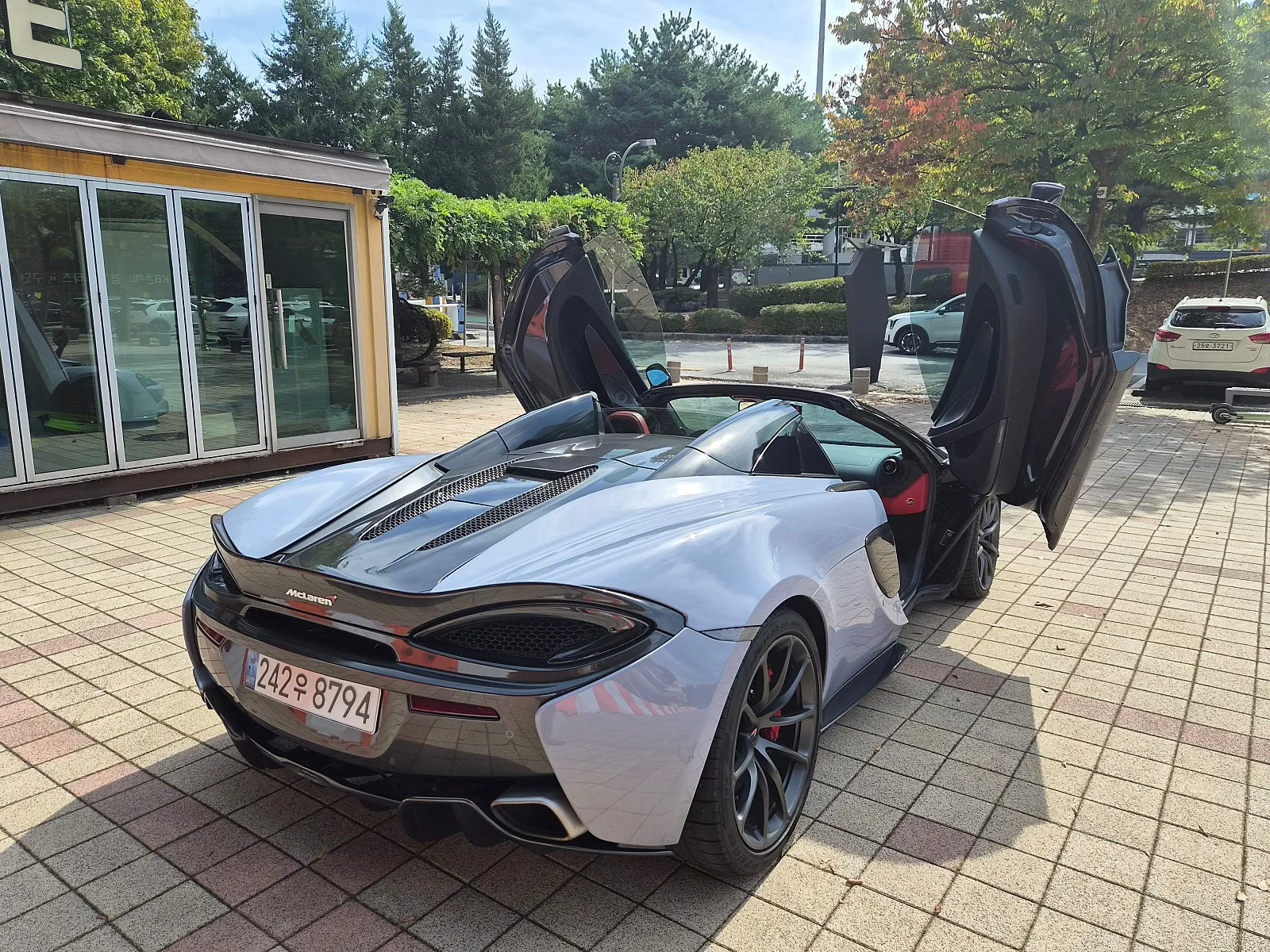 맥라렌 570S 스파이더 2018 세라믹 그레이 사진 2