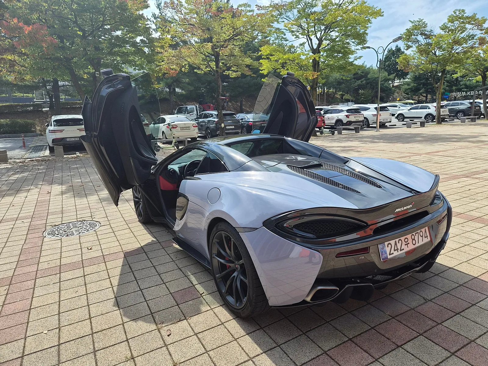 맥라렌 570S 스파이더 2018 세라믹 그레이 사진 3