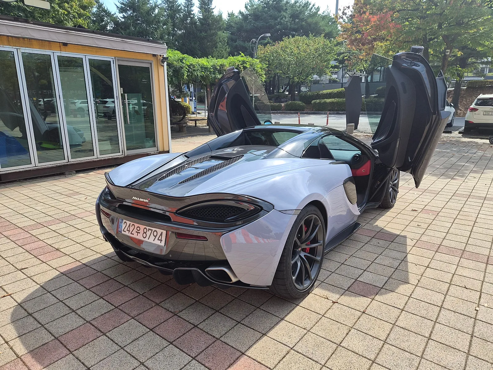 맥라렌 570S 스파이더 2018 세라믹 그레이 사진 4