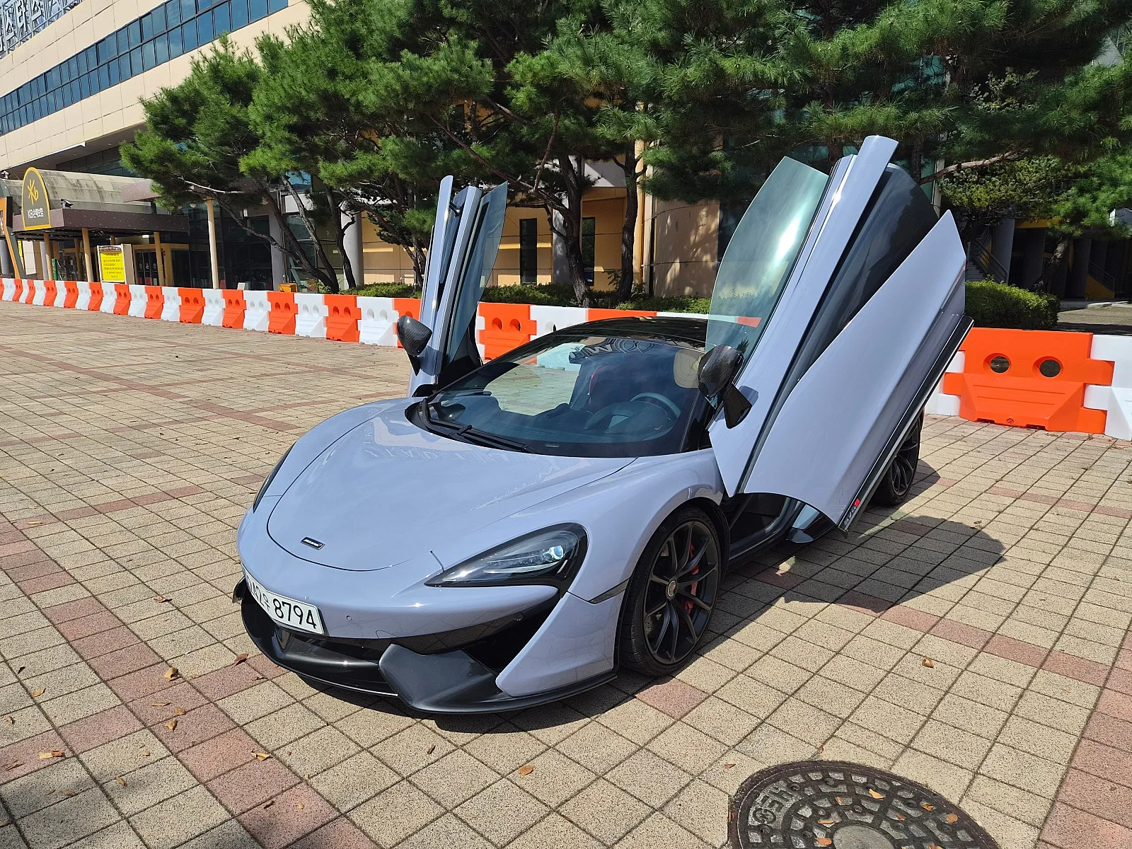 맥라렌 570S 스파이더 2018 세라믹 그레이 사진 5