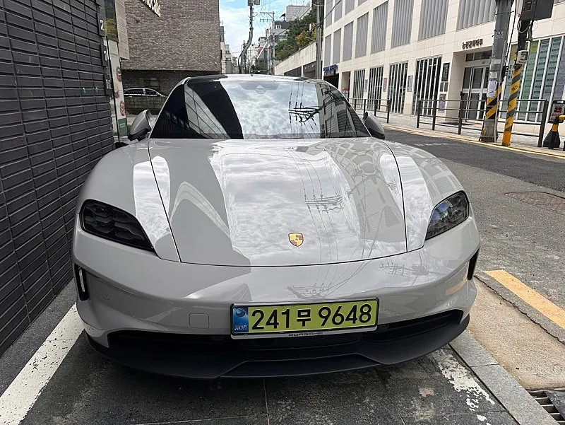 포르쉐 타이칸 4S 2025 화이트 사진 3
