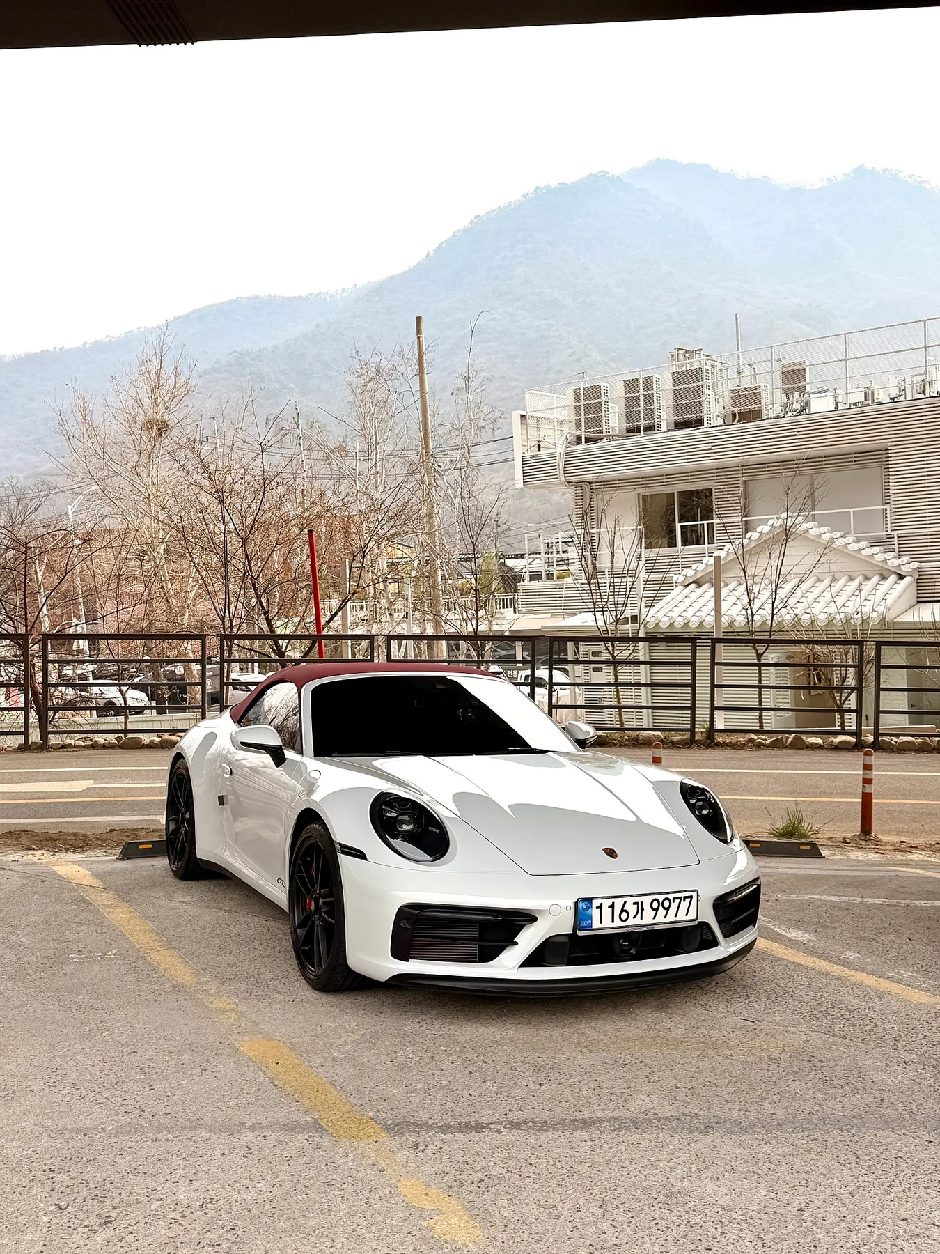 포르쉐 911 카레라4 GTS 카브리올레 2023 화이트&레드 사진 2