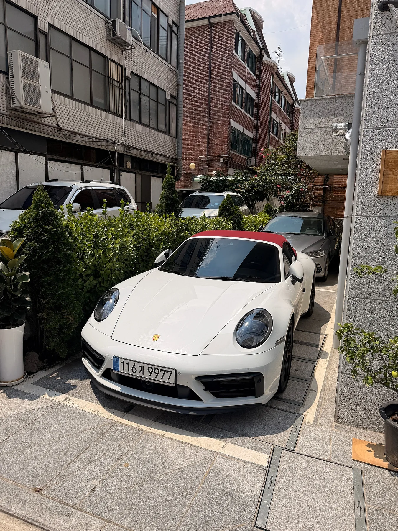 포르쉐 911 카레라4 GTS 카브리올레 2023 화이트&레드 사진 4