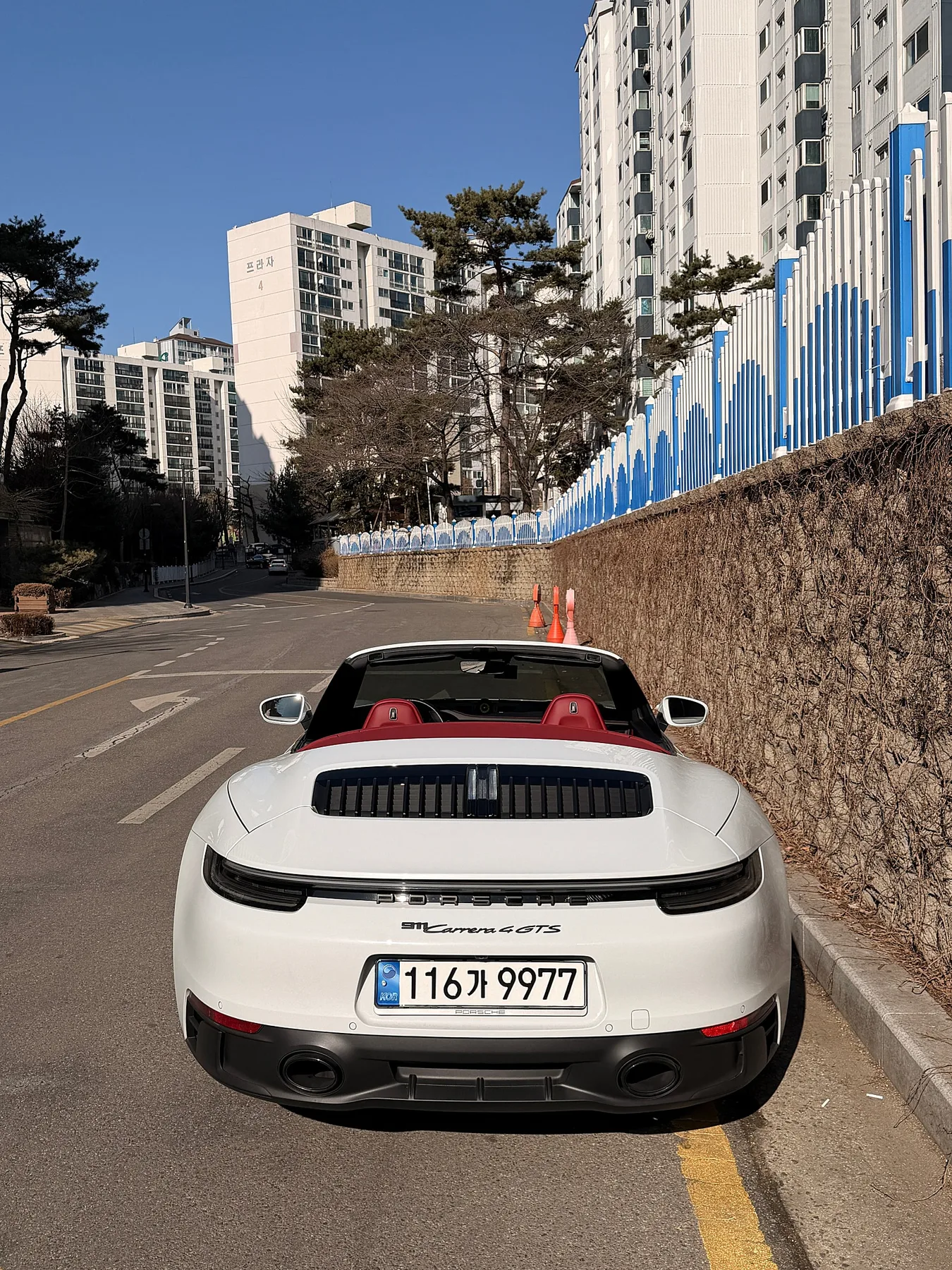 포르쉐 911 카레라4 GTS 카브리올레 2023 화이트&레드 사진 7
