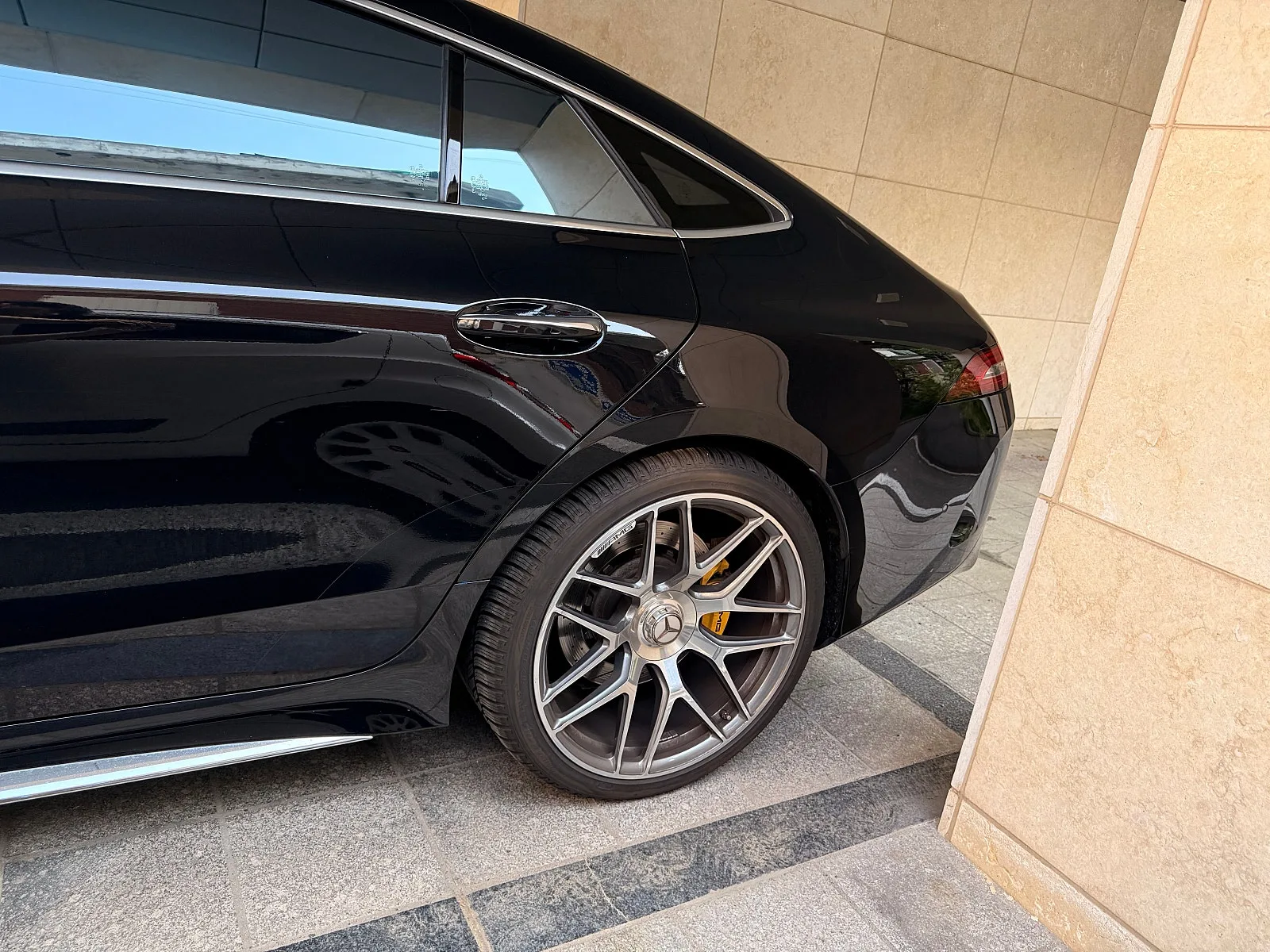 벤츠 AMG GT43 4MATIC+ 다이나믹 2023 블랙 사진 6