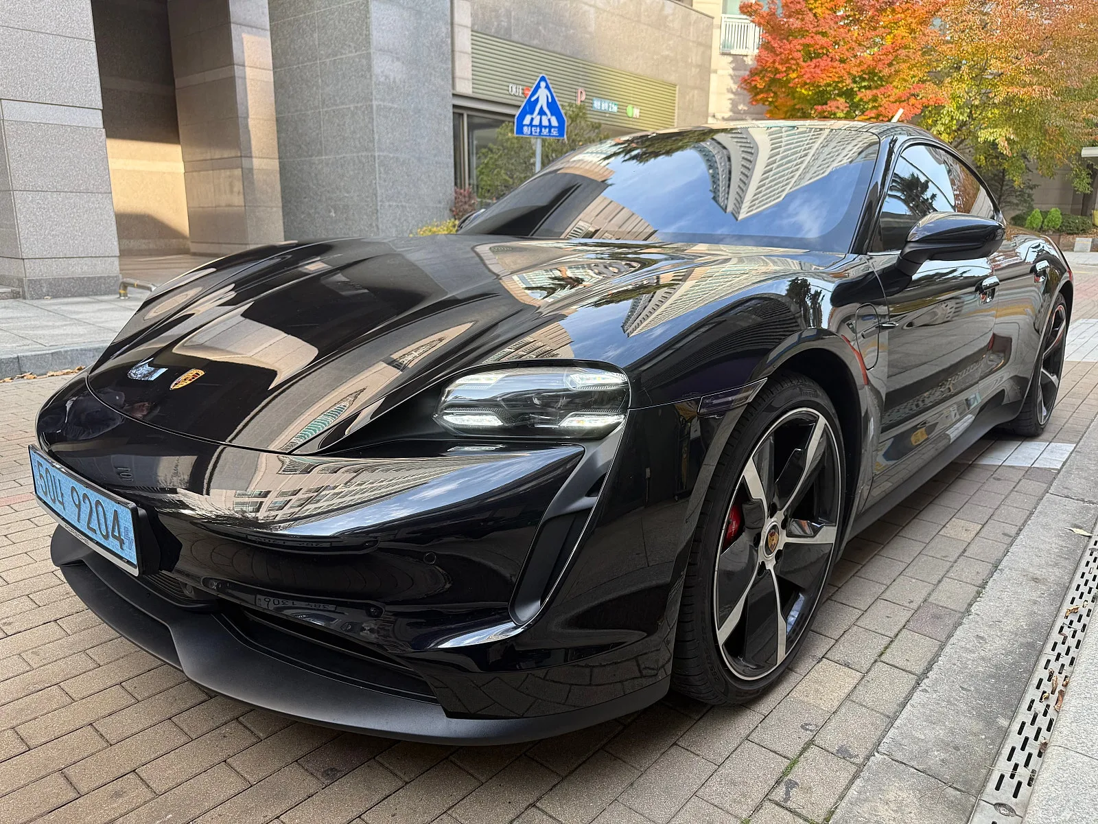 포르쉐 타이칸 4S 2024 젯블랙 사진 3