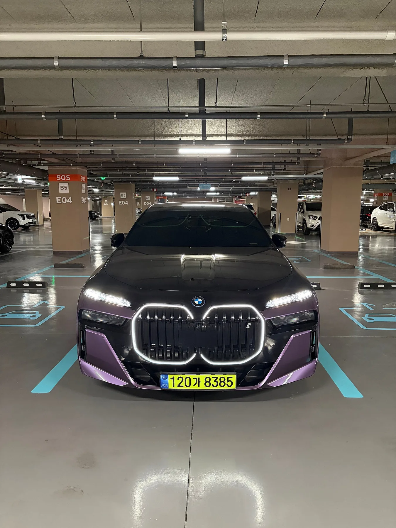 BMW i7 M60 2023 벨벳 오키드 사진 1