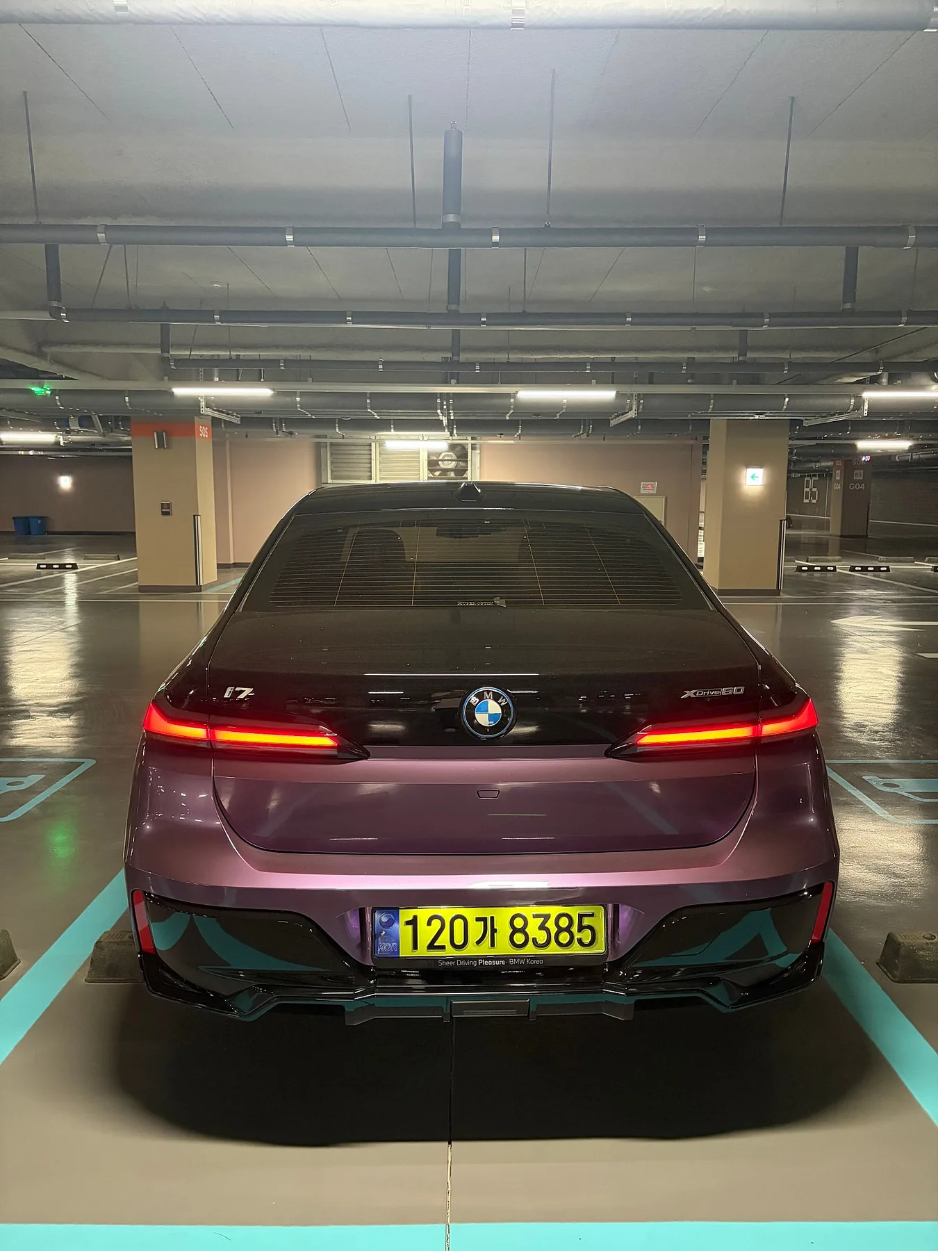 BMW i7 M60 2023 벨벳 오키드 사진 2