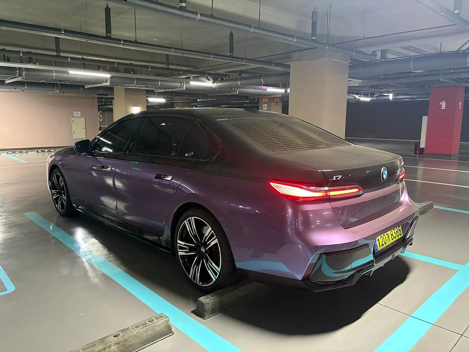 BMW i7 M60 2023 벨벳 오키드 사진 3
