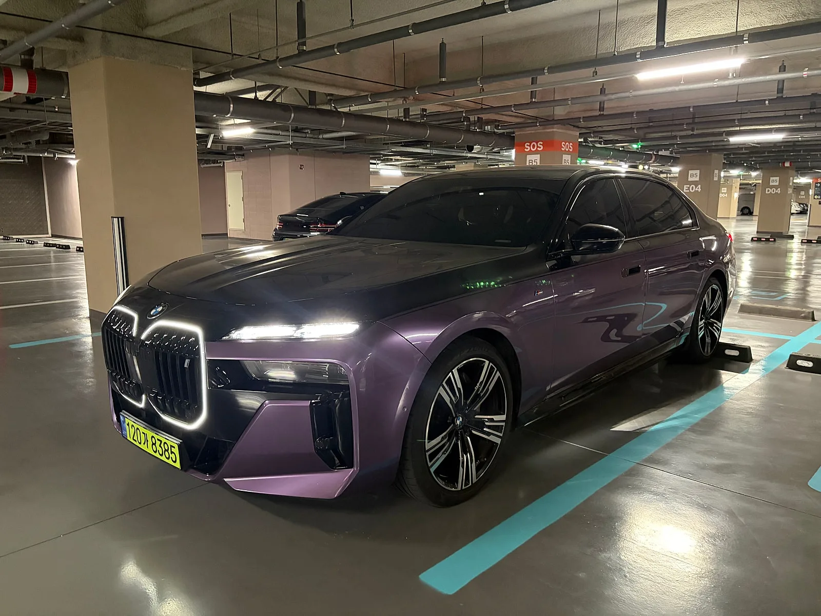 BMW i7 M60 2023 벨벳 오키드 사진 4