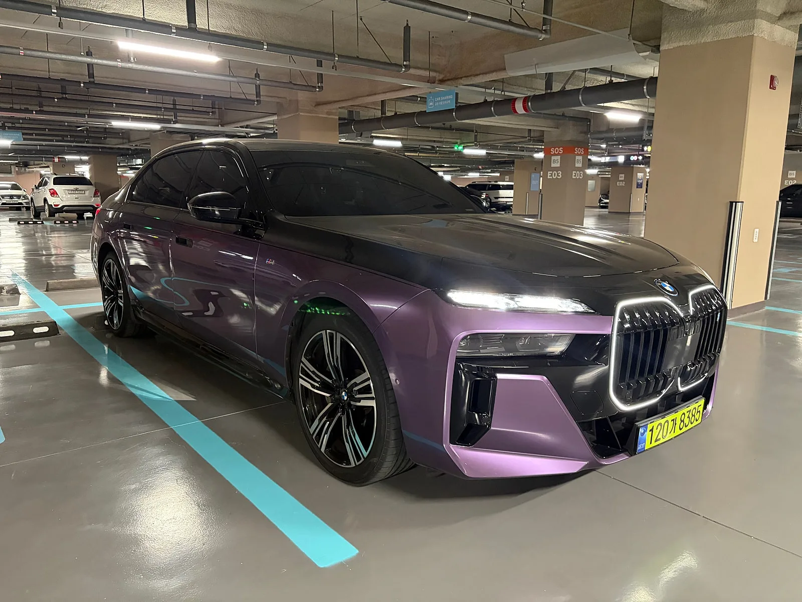 BMW i7 M60 2023 벨벳 오키드 사진 5
