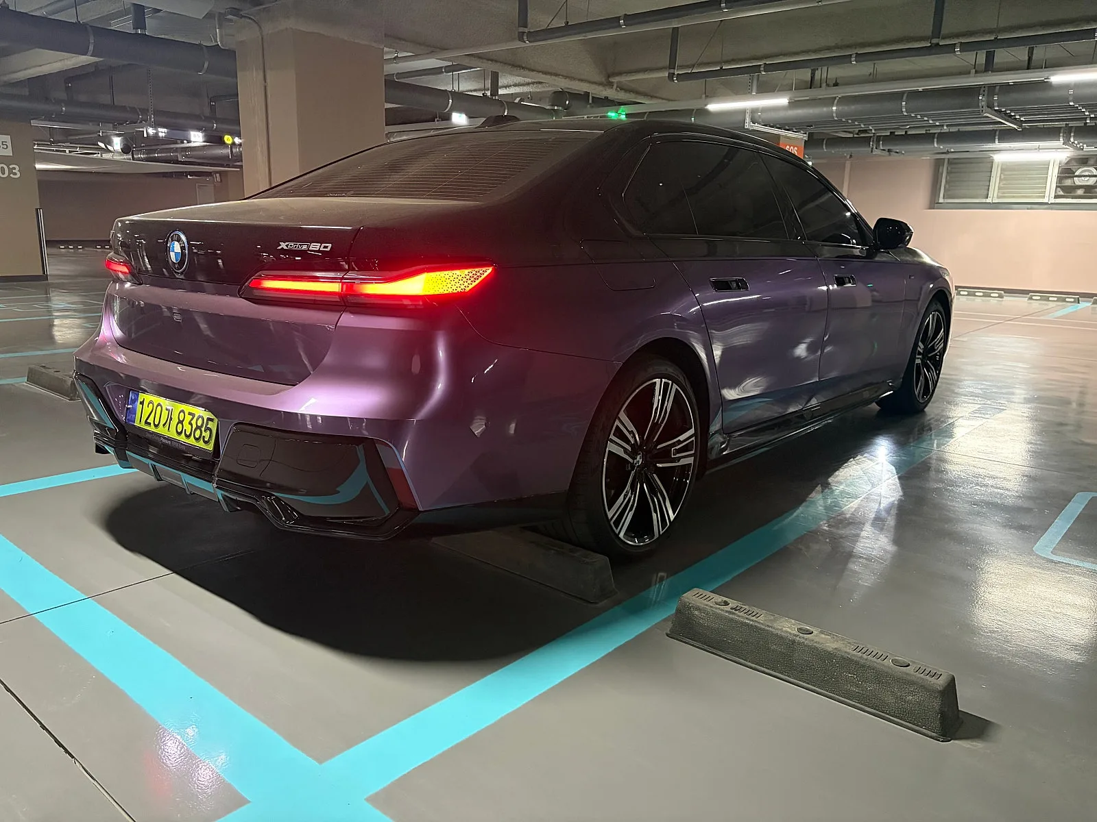 BMW i7 M60 2023 벨벳 오키드 사진 6