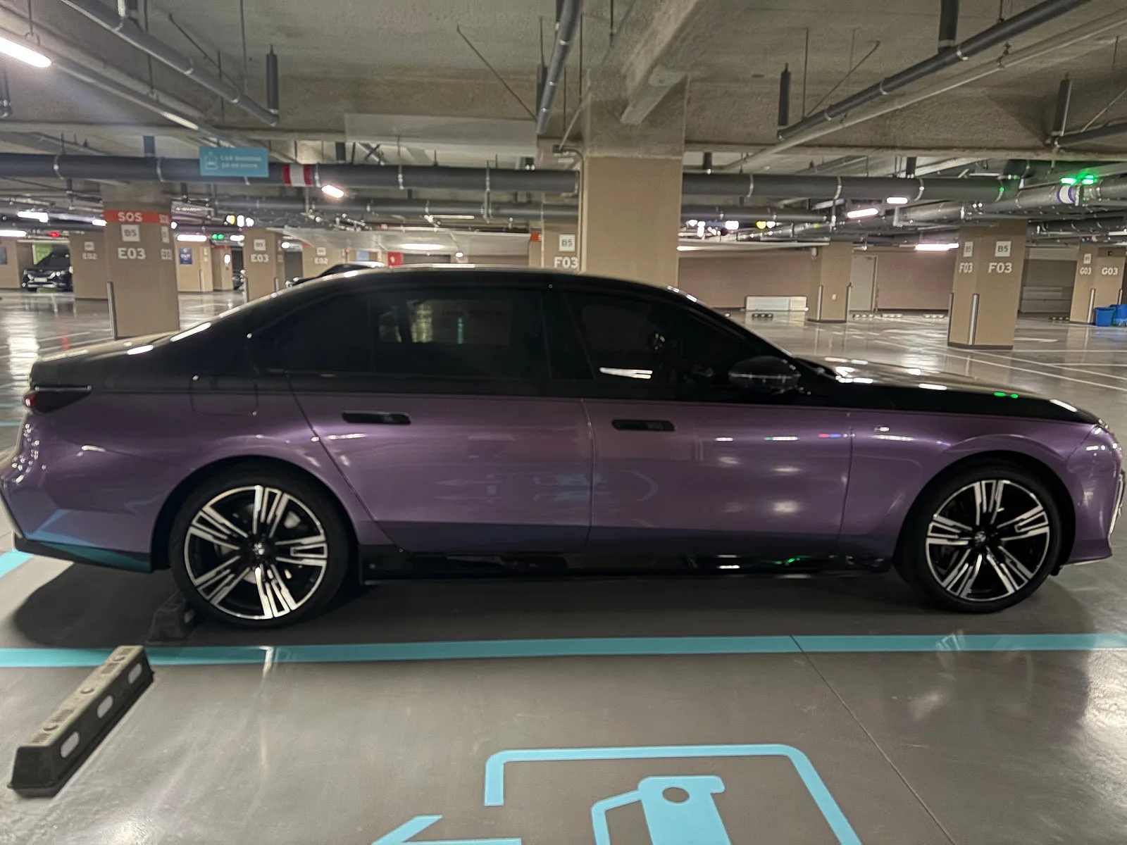 BMW i7 M60 2023 벨벳 오키드 사진 7