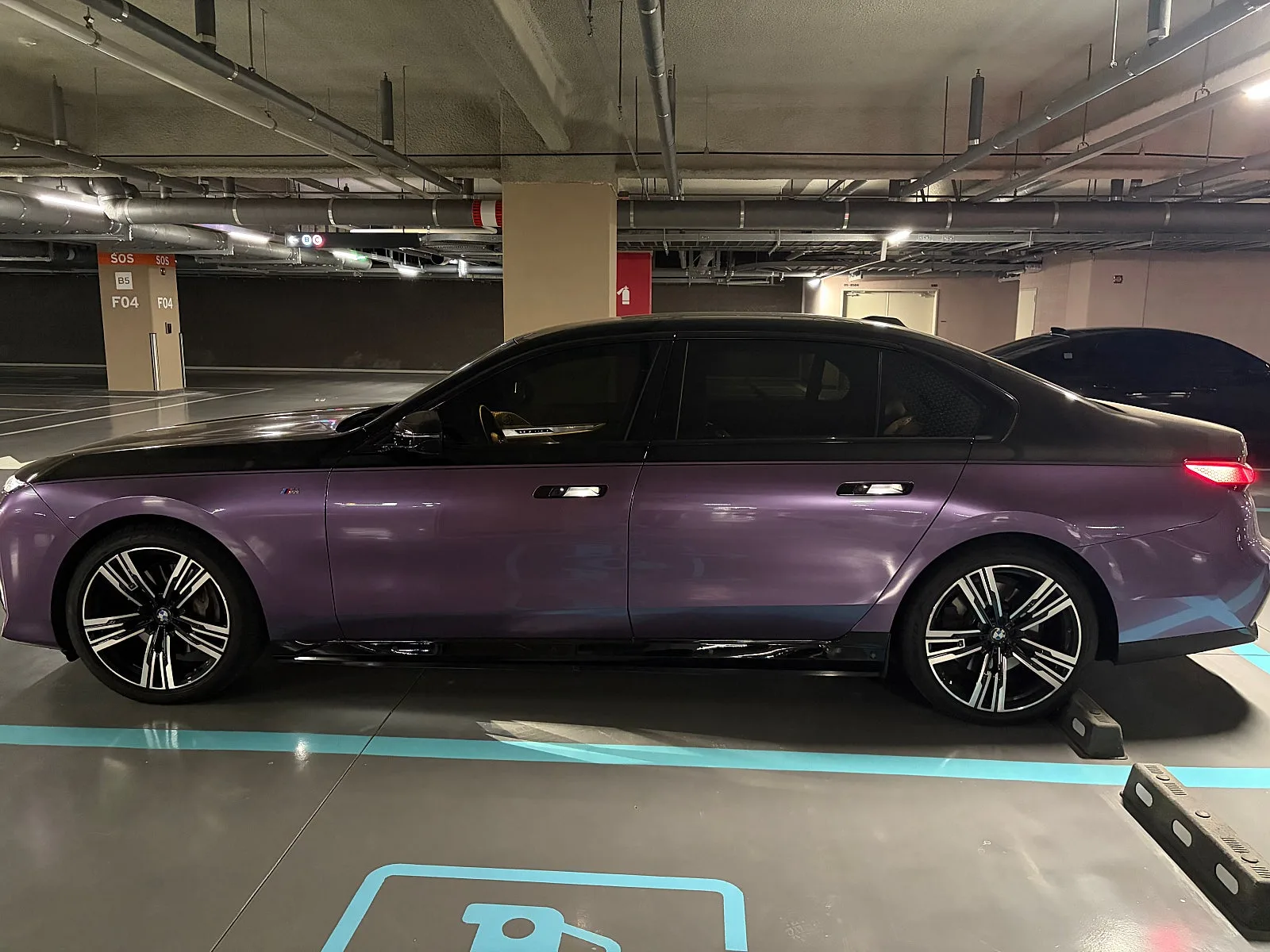 BMW i7 M60 2023 벨벳 오키드 사진 8