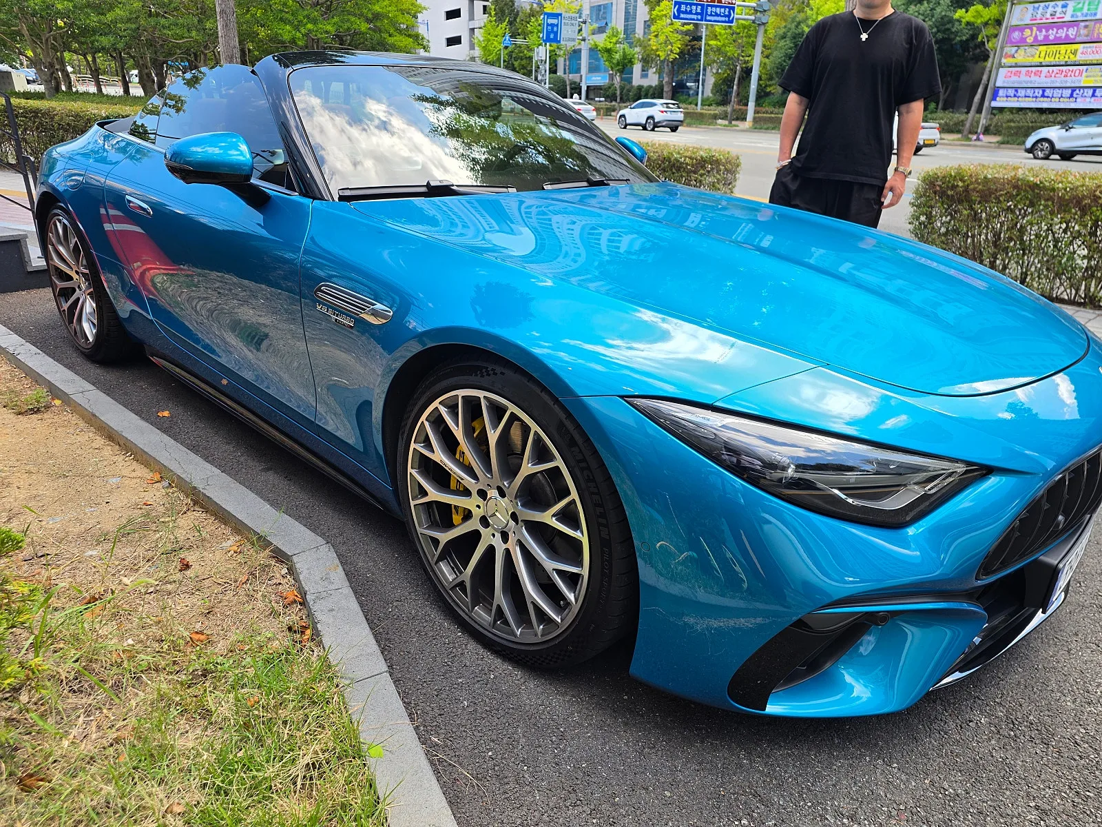 벤츠 SL 63 AMG 2023 하이퍼블루 사진 4