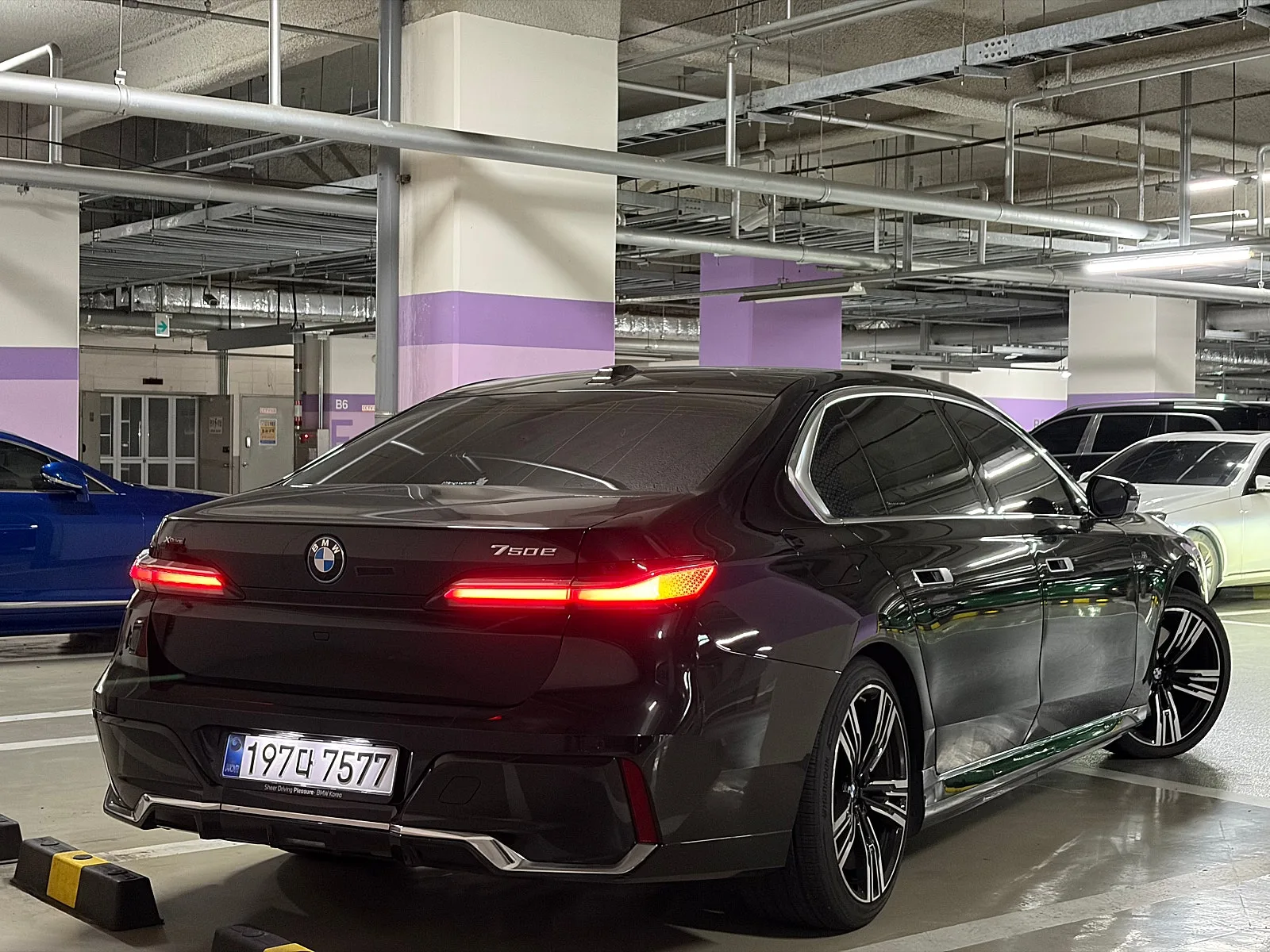 BMW 750e xDrive M스포츠 2025 검정 사진 2