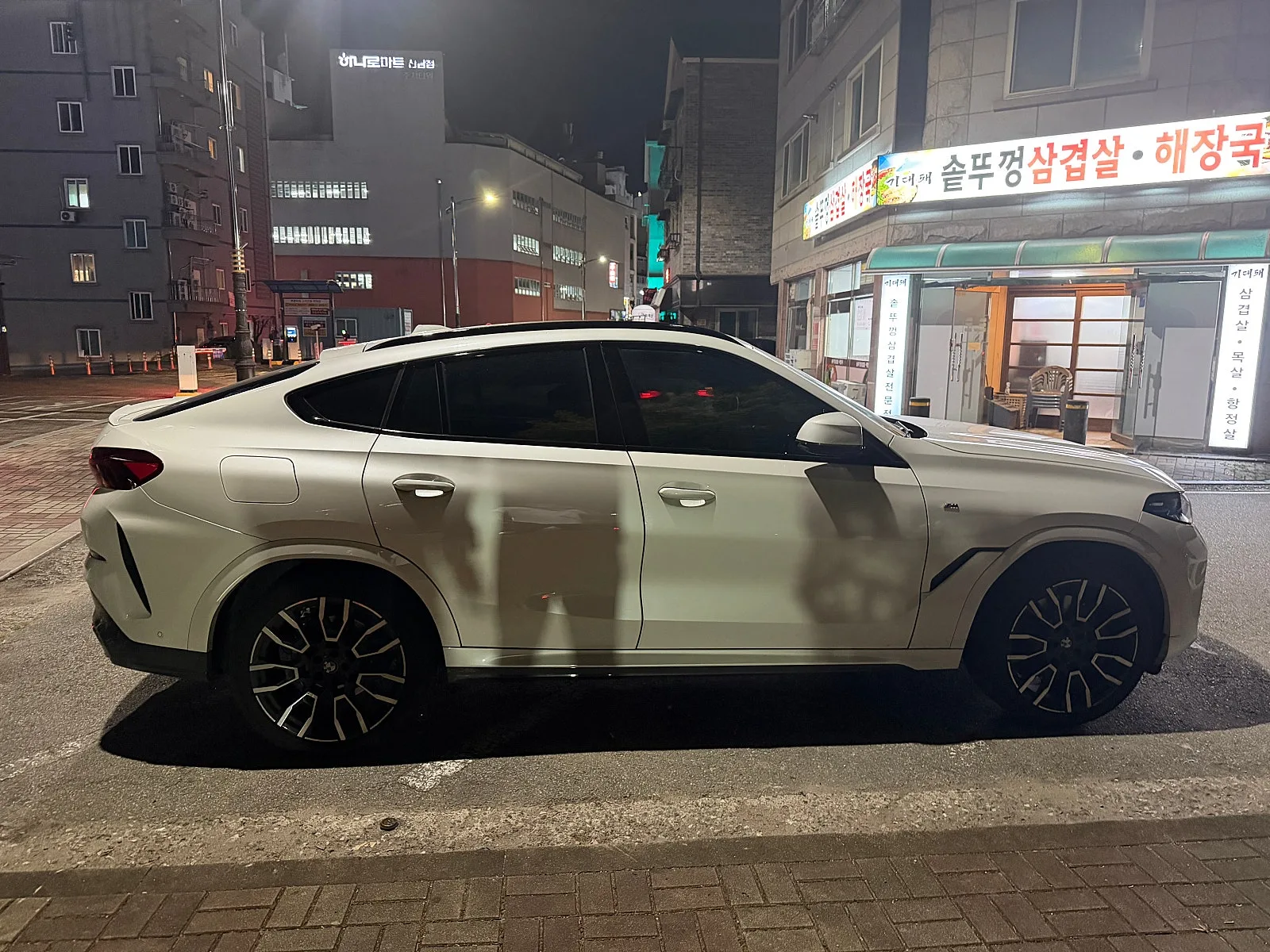 BMW X6 40i MSP 2023 화이트 사진 2