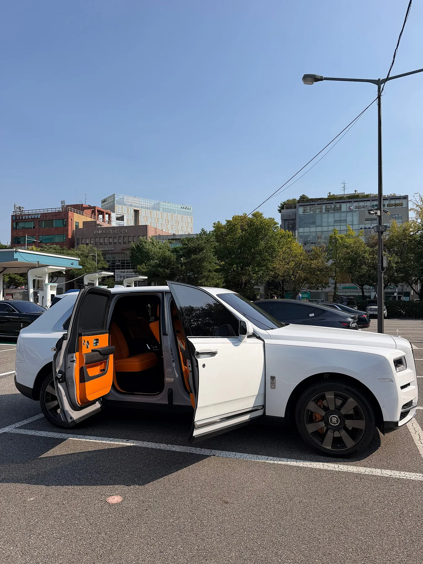 롤스로이스 컬리넌 2024 화이트 사진 3